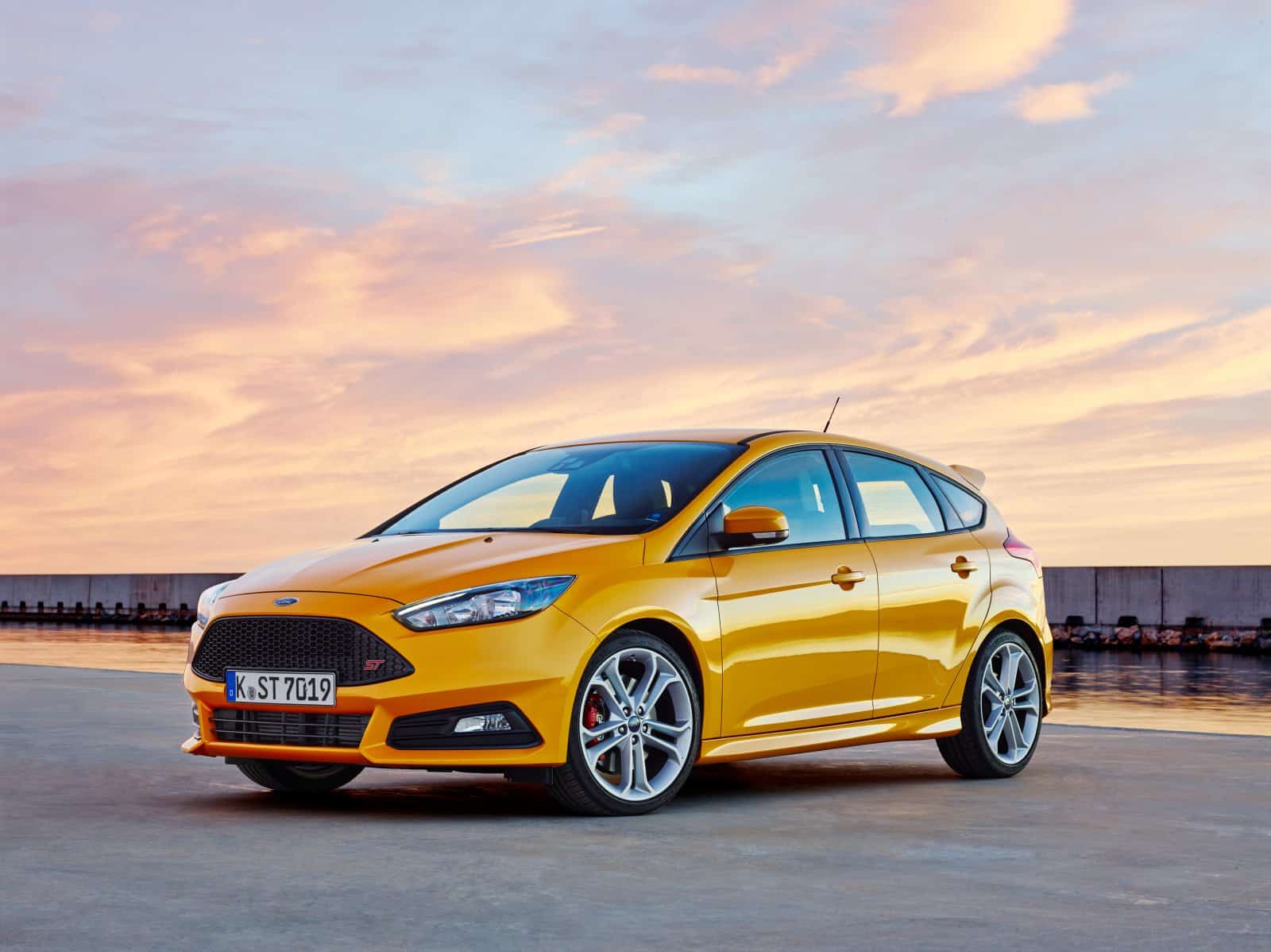 Фото где форд фокус. Ford Focus St 2015. Ford Focus 3 St. Ford Focus St 3 Рестайлинг. Ford Focus 3 хэтчбек St.